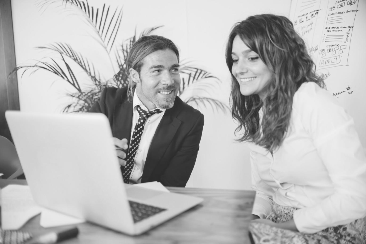 Groupe d'apprenants collaborant sur un projet d'analyse financière